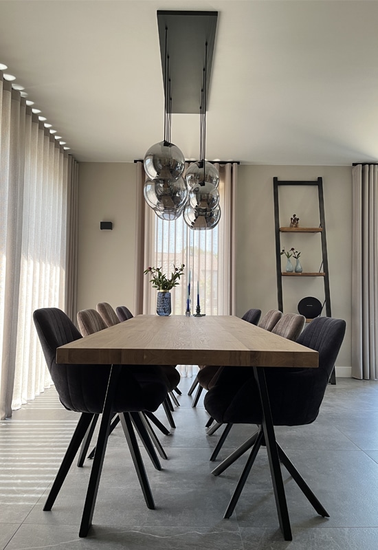 Eikenhouten eettafel met acht eetkamerstoelen hanglamp met zes glazen bollen