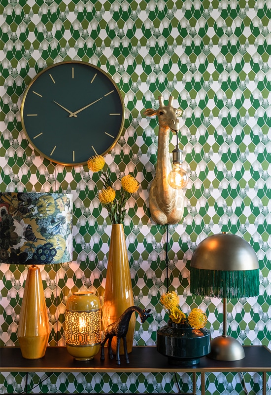 Retro groen wit behang gouden giraf wandlamp lampenkap met groeen print retro groene tafellamp met franjes