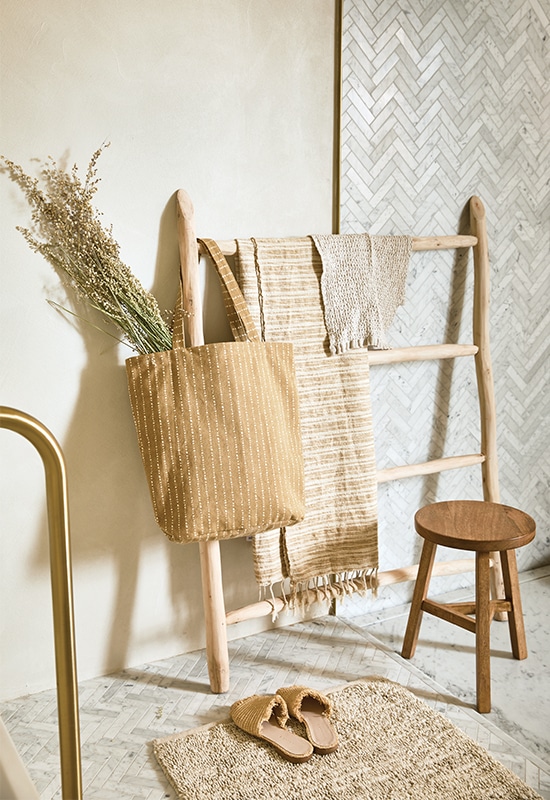 Badkamerdecoratie jute mat beige hammamdoek houten ladder