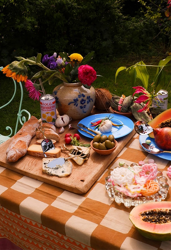 Buiten tafel gedekt tafelkleed broodplank vaas met bloemen