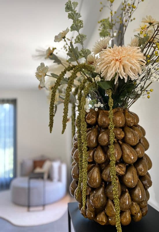 Hoge perenvaas met boeket kunstbloemen