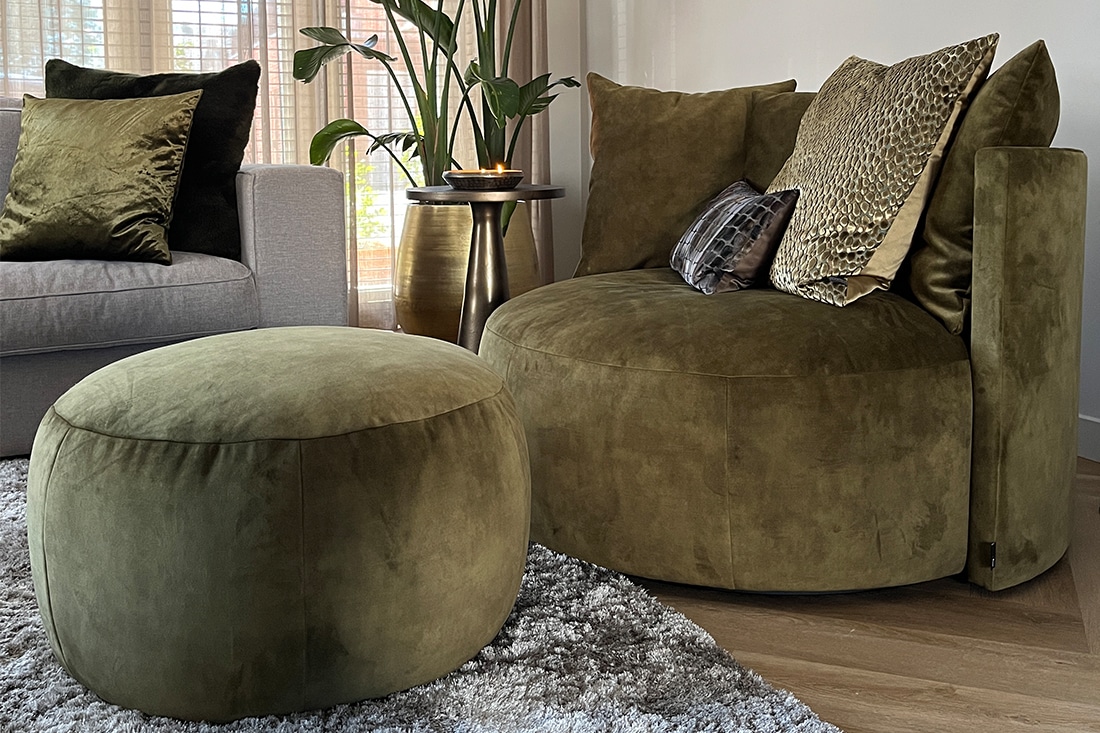 Olijfgroene ronde fauteuil olijfgroene velvet poef