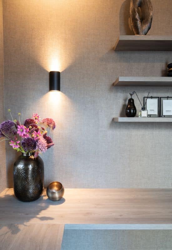 werkplek inrichting met beige behang en woonaccessoires