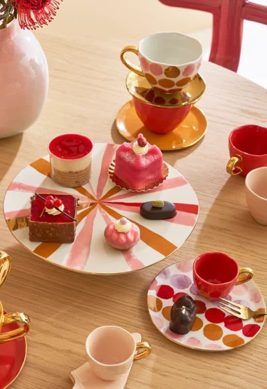 fleurige high tea setting met kopjes en schoteltjes