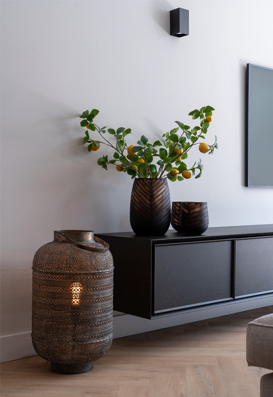 Tv meubel zwart met decoratie