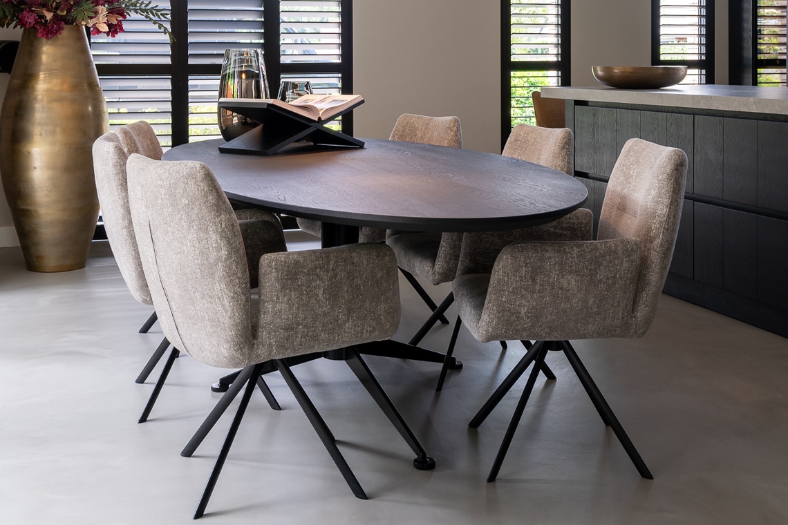 Eettafel ovaal hout zwart met beige stoelen