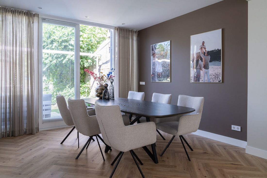 Zwarte eettafel met beige stoelen