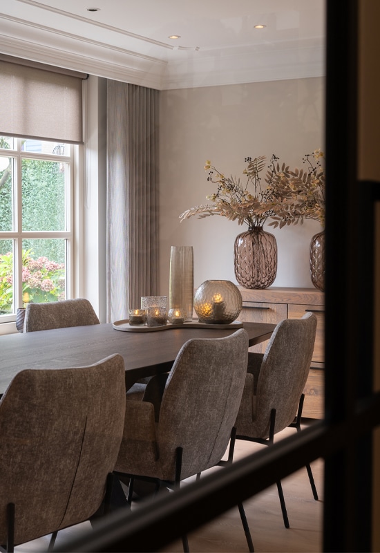 Eetkamer met houten tafel en beige stoelen