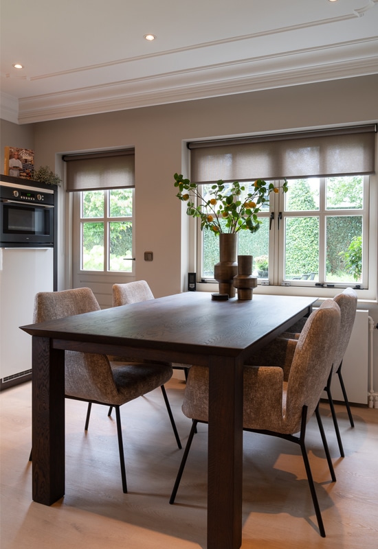 Eettafel hout zwart met beige stoelen