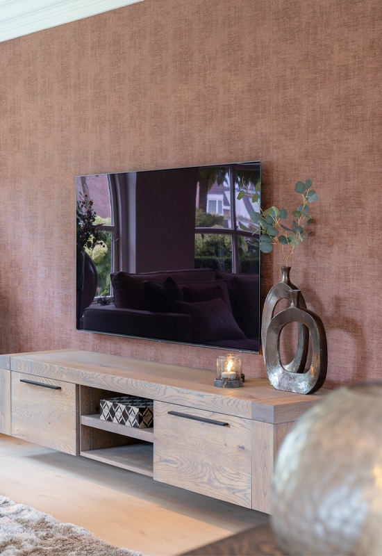 Tv-dressoir hout bruin met gezellige accessoires